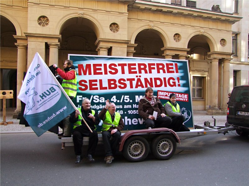 Handwerker protestieren vor dem Justizministerium