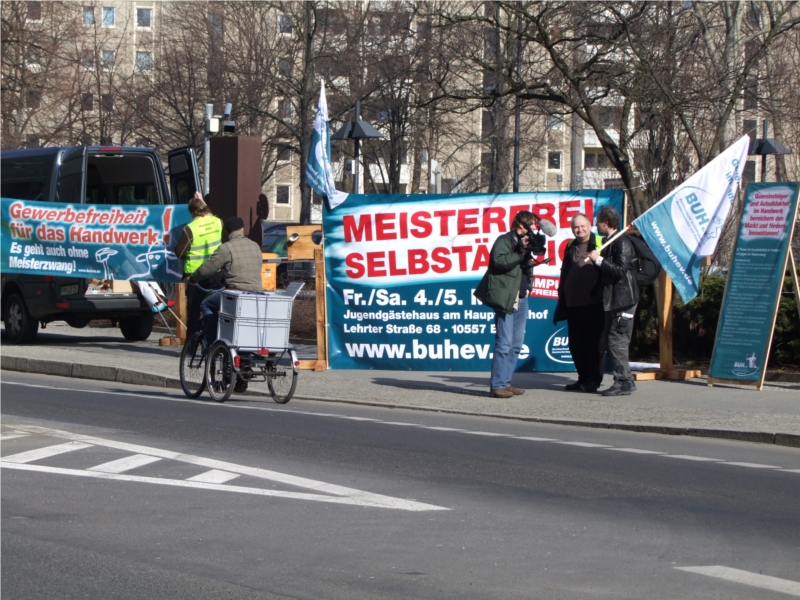 Demonstration gegen die Diskriminierung durch Finanzministerium und Zoll